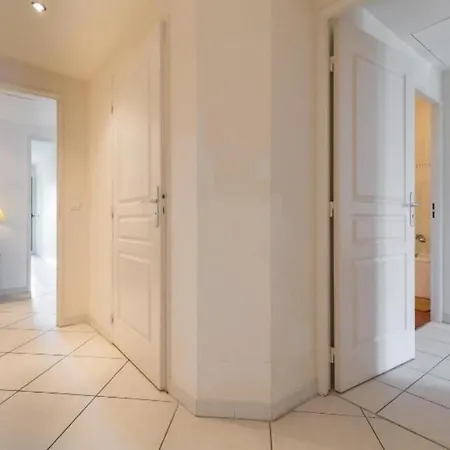 Centre 2mins From Stunning 3-bed *