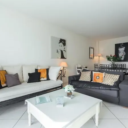 Apartment Centre 2mins From Stunning 3-bed *
