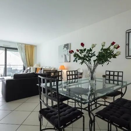 Centre 2mins From Stunning 3-bed *