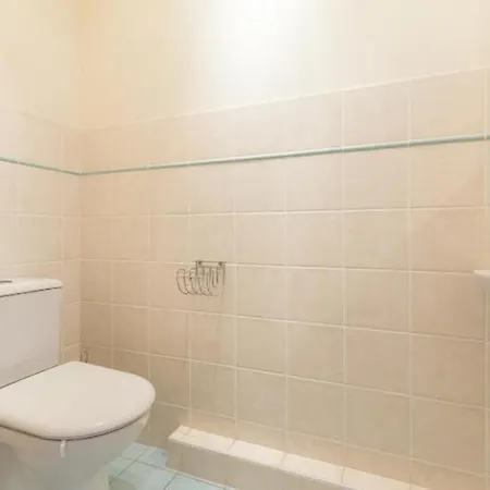 Apartment Centre 2mins From Stunning 3-bed *