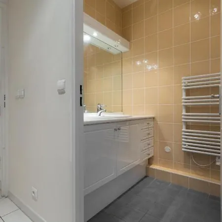 Centre 2mins From Stunning 3-bed *